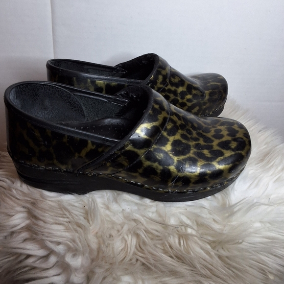 Dansko Green Patent  Leopard Clogs 40/10 - Picture 1 of 14
